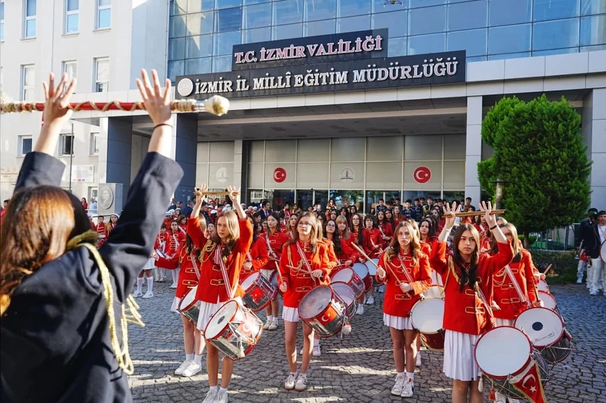 İzmir’de Cumhuriyetin 103. Yıl Dönümü Coşkusu Yedi Okulun Bando Takımlarının Gösterileriyle Konak Atatürk Meydanı’na Taşındı