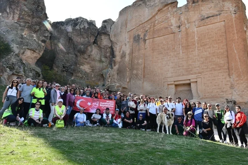 Eskişehir Büyükşehir Belediyesi Cumhuriyetin 103’üncü Yılını Frig Vadisi’nde 250 Doğaseverle Kutladı