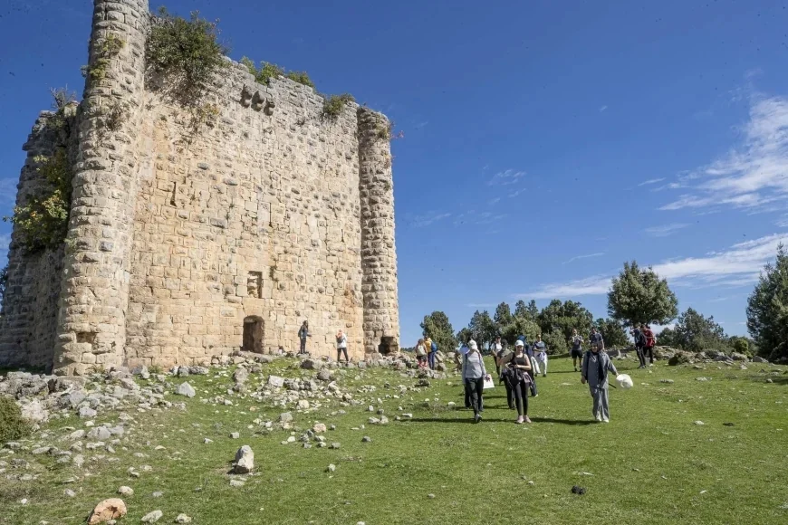 Mersin Büyükşehir Belediyesi’nin Kilikya Yolu Yürüyüşünde 80 Doğasever Sinap Kalesi’ne Ulaştı