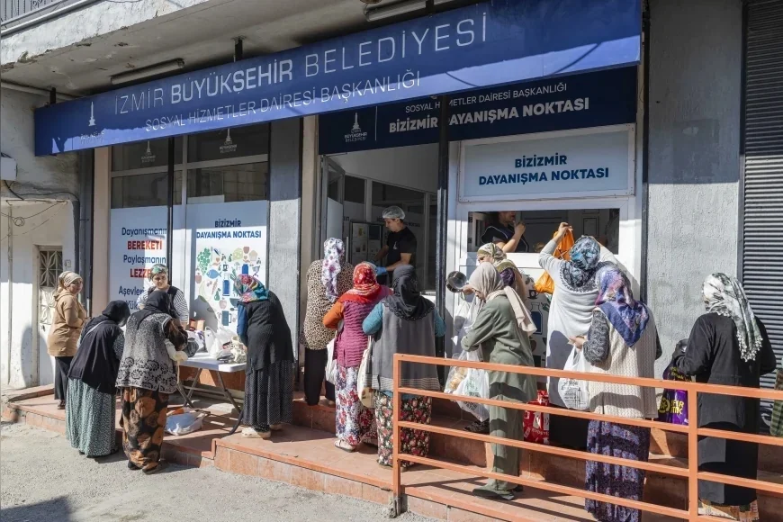 İzmir Büyükşehir Belediyesi 12 Dayanışma Noktasıyla Haftada 16 Bin 800 Kişilik Sıcak Yemek Dağıtıyor