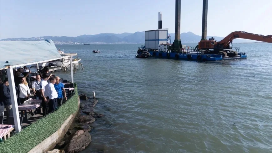 İzmir Büyükşehir Belediyesi Körfez’den 1,5 Milyon Ton Çamur Çıkardı, Çalışmalar Çiğli Sasalı Açıklarına Taşındı