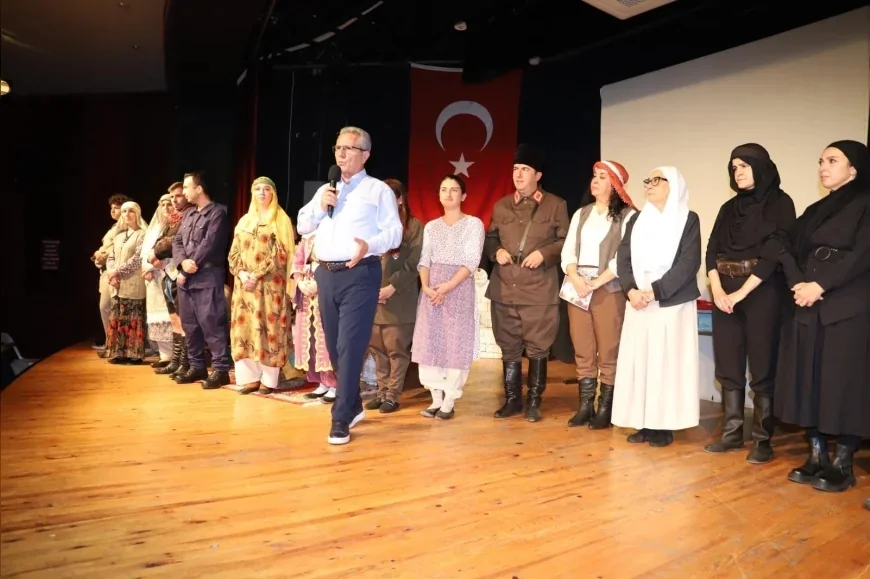 Nazilli Belediye Başkanı Dr. Ertuğrul Tetik, Millî Mücadele Kadınlarını Anlatan “Abide-i Aşk” Oyununu Vatandaşlarla İzledi