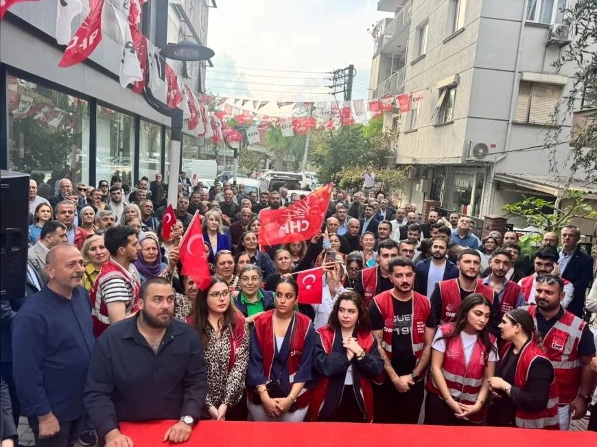 CHP İzmir İl Başkanı Utku Gümrükçü: “Reklamlar Bitti, Senaryo Tutmadı; Şimdi Yeniden CHP Zamanı” Diyerek Yüzlerce Üyeye Rozet Taktı