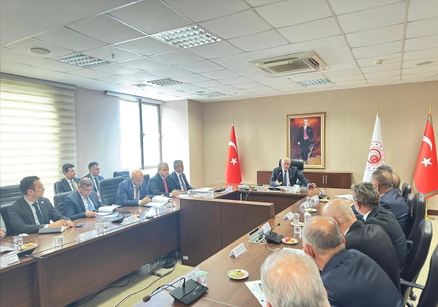 Ticaret Bakanlığı Gümrük Kapılarındaki Araç Yoğunluğunu Azaltmak İçin Alternatif Taşıma Güzergâhlarını Değerlendirdi