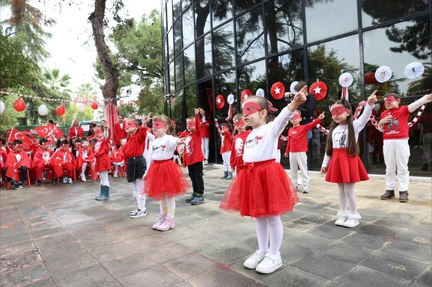 ŞEHZADELER BELEDİYESİ ÇOCUK EVLERİNDE 29 EKİM COŞKUSU ŞİİR, DANS VE FOLKLOR GÖSTERİLERİYLE YAŞANDI