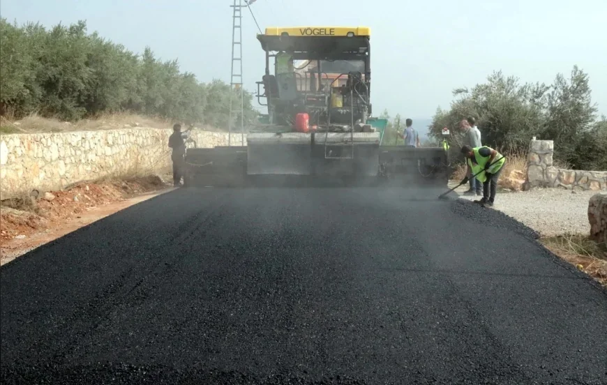 Mersin Akdeniz Belediyesi 65 Mahallede Yol Yenileme ve Asfalt Çalışmalarını Sürdürüyor