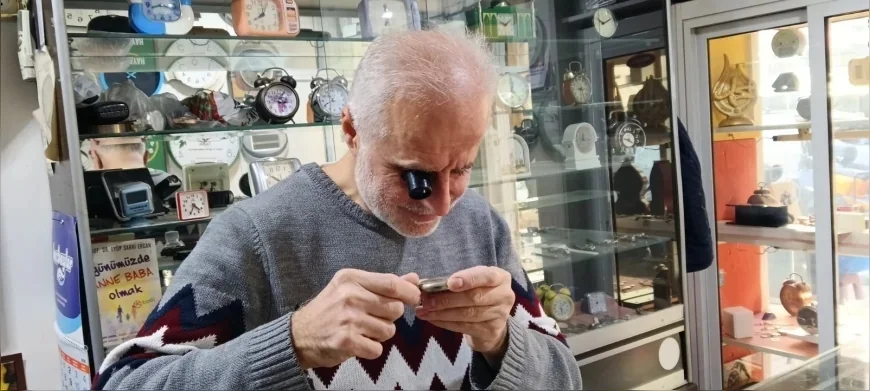 Manisalı Saat Ustası Ali Kılıç: “45 Yıldır Mesleğimi Severek Yapıyorum, İyi Ki Saatçiliği Seçmişim”