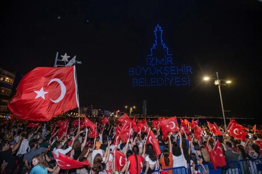 İzmir Büyükşehir Belediyesi 29 Ekim’de Bin Dronluk Işık Şöleni ve Havai Fişek Gösterisi Düzenleyecek