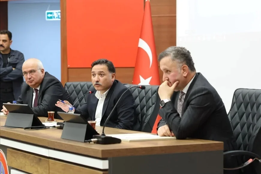 Kayseri Valisi Gökmen Çiçek, TEKNOFEST ve TÜBİTAK’ta Dereceye Giren Öğrencileri Kabul Etti