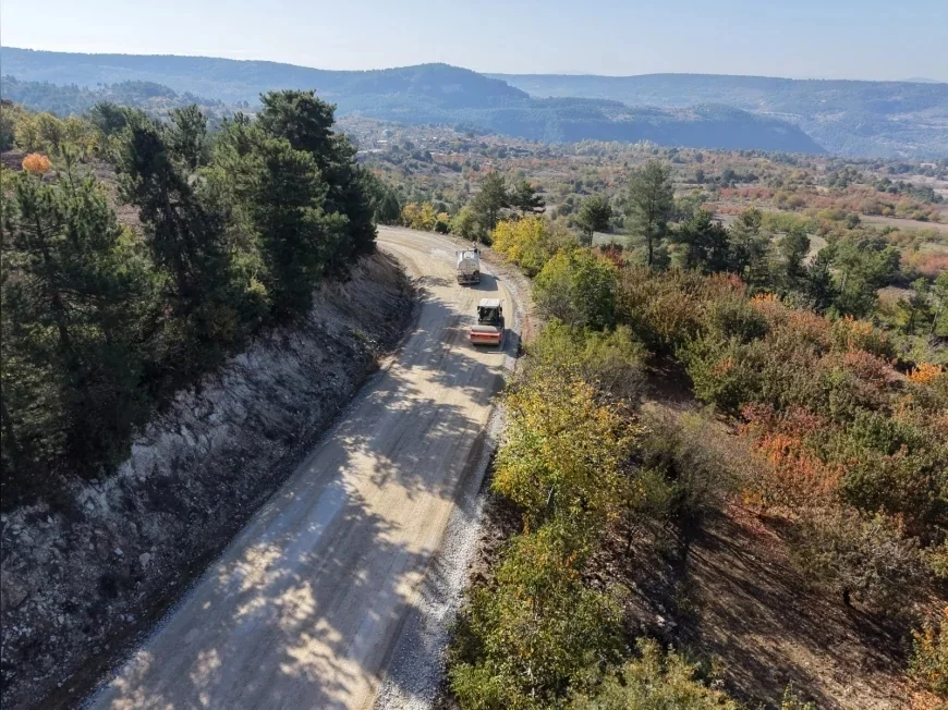 Bursa Büyükşehir Belediyesi Keles’in Üç Mahallesinde 17 Kilometrelik Yolu Yeniliyor ve Genişletiyor