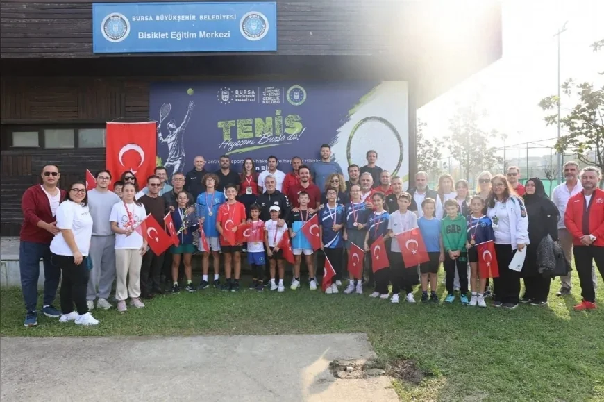 Bursa Büyükşehir Belediyesi Cumhuriyet Coşkusunu Tenis Kortlarına Taşıdı: Genç Raketler Ödüllerine Kavuştu
