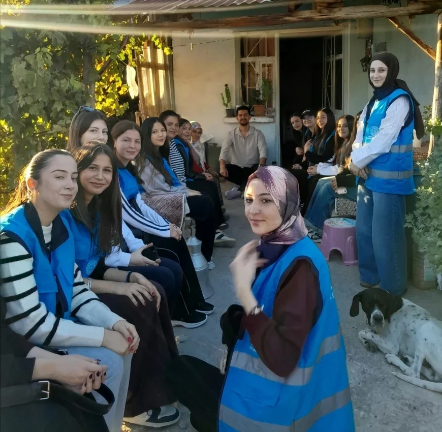 Manisa’da Üniversiteli Gençler Komşum Projesiyle Yaşlıların Kapısını Çalıyor, Gönüllere Dokunarak Dayanışmayı Büyütüyor