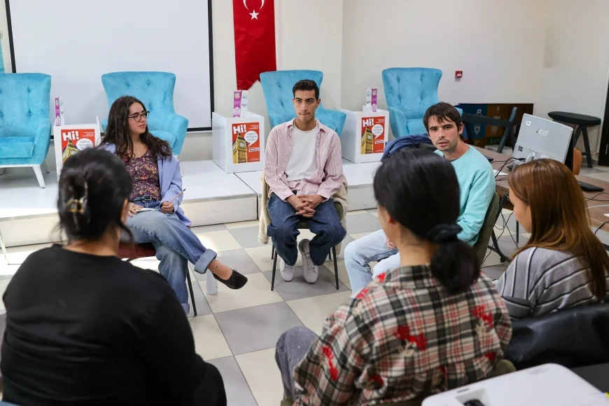 Buca Belediyesi ve Pi Gençlik Derneği İş Birliğiyle Gençler İngilizce Konuşma Kulübünde Dil Engellerini Aşıyor