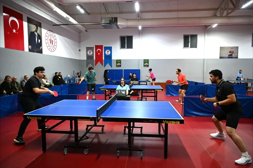 YALOVA BELEDİYESİNİN CUMHURİYET MASA TENİSİ TURNUVASINDA 33 SPORCU DÖRT KATEGORİDE YARIŞTI