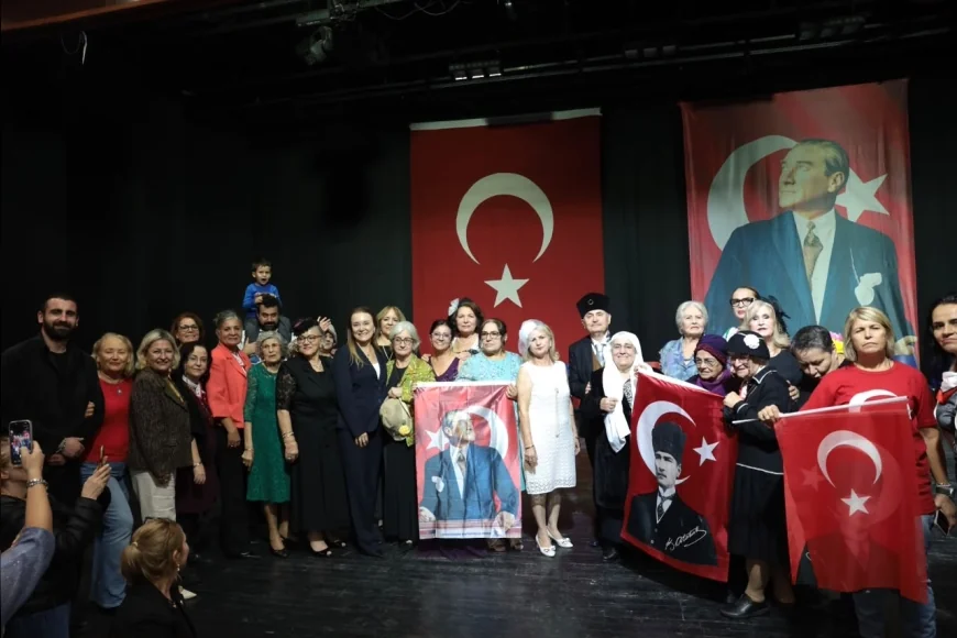 Konak’ın Çınarları Cumhuriyet’in 103. Yılını “Selam Olsun Cumhuriyet’e” Gösterisiyle Kutladı