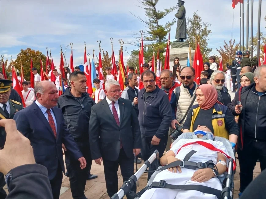 Çorum’da 29 Ekim Cumhuriyet Bayramı Çelenk Sunma Töreninde Merdivenden Düşen Çocuk Hastaneye Kaldırıldı