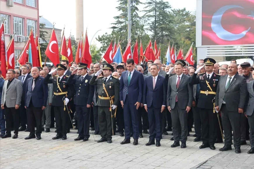 Sungurlu Belediye Başkanı Muhsin Dere, 29 Ekim Cumhuriyet Bayramı Kapsamında Atatürk Anıtı’na Çelenk Sunma Törenine Katıldı