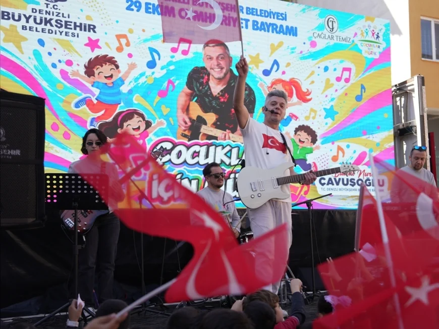 Denizli Büyükşehir Belediyesi’nin Cumhuriyet Bayramı etkinlikleri 9 okulda binlerce öğrenciye müzik ve eğlence dolu anlar yaşattı