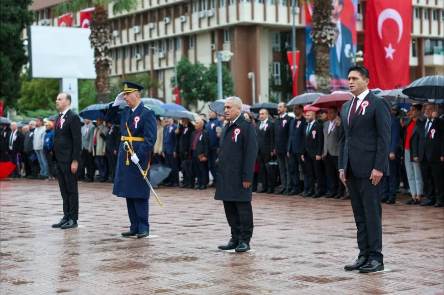 Aliağa’da 29 Ekim Cumhuriyet Bayramı kutlamaları Atatürk Anıtı’na çelenk sunumuyla başladı, kortej ve DJ performansıyla sürecek