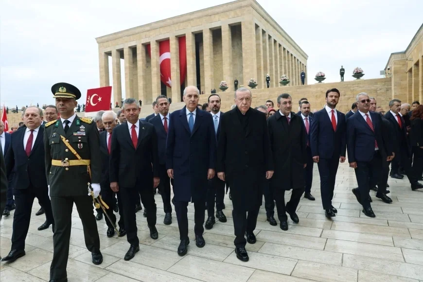 Cumhurbaşkanı Erdoğan, Cumhuriyet’in 103’üncü yıl dönümünde Anıtkabir’de Atatürk’ü andı ve Özel Defter’i imzaladı