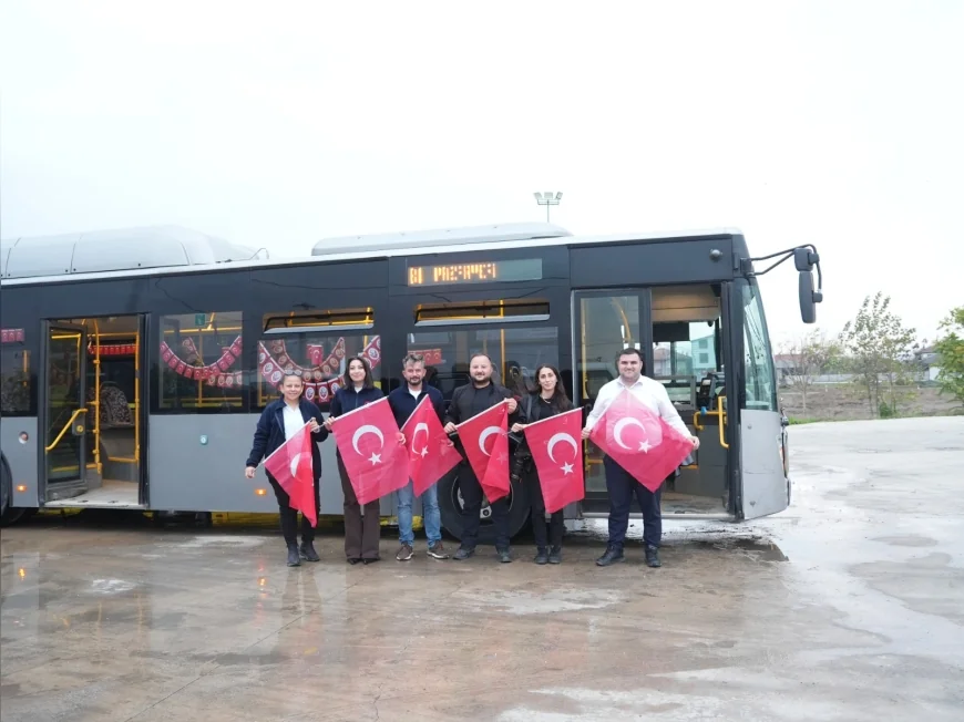 Düzce Belediyesi’nden Cumhuriyet’in 103. Yılına Özel Sürpriz: 81 Numaralı Otobüste Bando Coşkusu