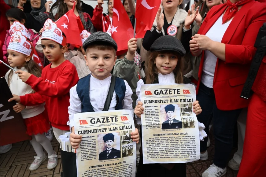 Manisa’da Cumhuriyetin Çocukları 29 Ekim Coşkusunu Marşlar ve Tarihi Gazetelerle Yaşattı