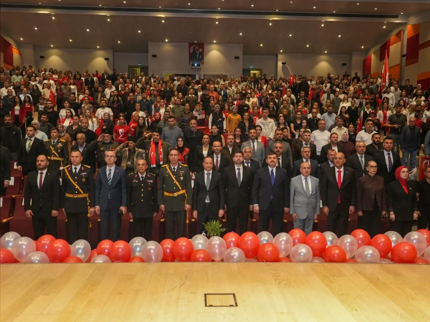 Tarsus’ta Cumhuriyet’in 103. Yılı Bayrak Temalı Gösteriler ve Öğrencilerin Katılımıyla Kutlandı