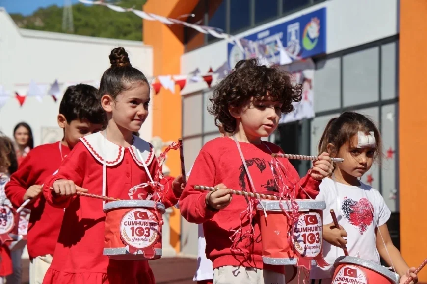 Muğla Büyükşehir Belediye Başkanı Ahmet Aras: “Cumhuriyet, Çocuklarımızın Özgürce Düşünebilmesi ve Geleceğe Umutla Bakabilmesidir”