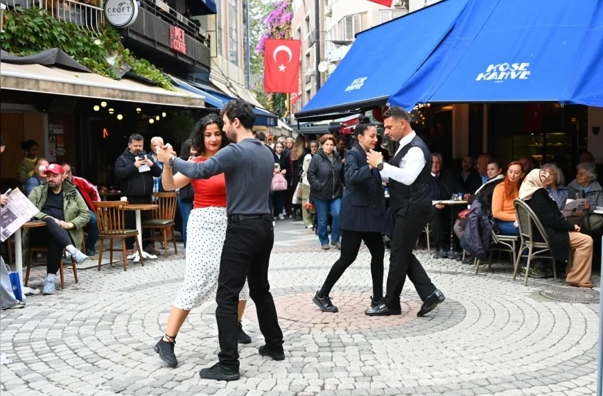 Yalova Belediyesi Cumhuriyet’in 103’üncü Yılını Temsili Gazete Dağıtımı ve Tango Gösterisiyle Kutladı