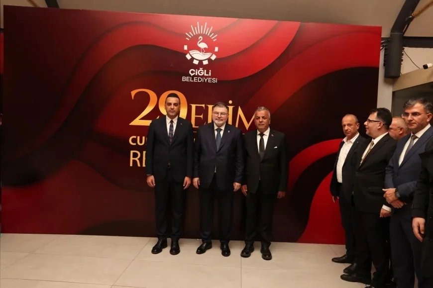 Çiğli’de Cumhuriyet’in 103’üncü yılı resepsiyonunda Atatürk sergisi, müzik dinletisi ve zeybek gösterisi ilgi gördü