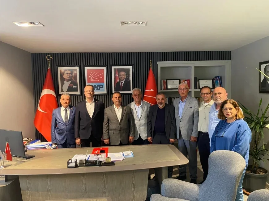 Gülnar Büyükşehir Belediye Meclis Üyesi Mustafa Denk CHP’ye Katıldı, Rozetini İl Başkanı Koral Ömür Taktı