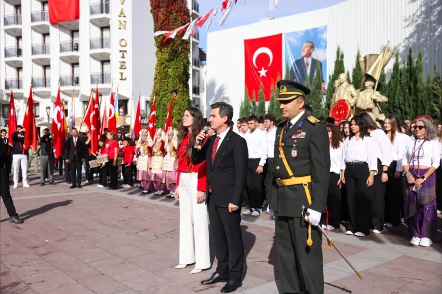 ÇEŞME’DE CUMHURİYETİN 103. YIL DÖNÜMÜ BİNLERCE KİŞİNİN KATILDIĞI FENER ALAYI VE KONSERLE KUTLANDI