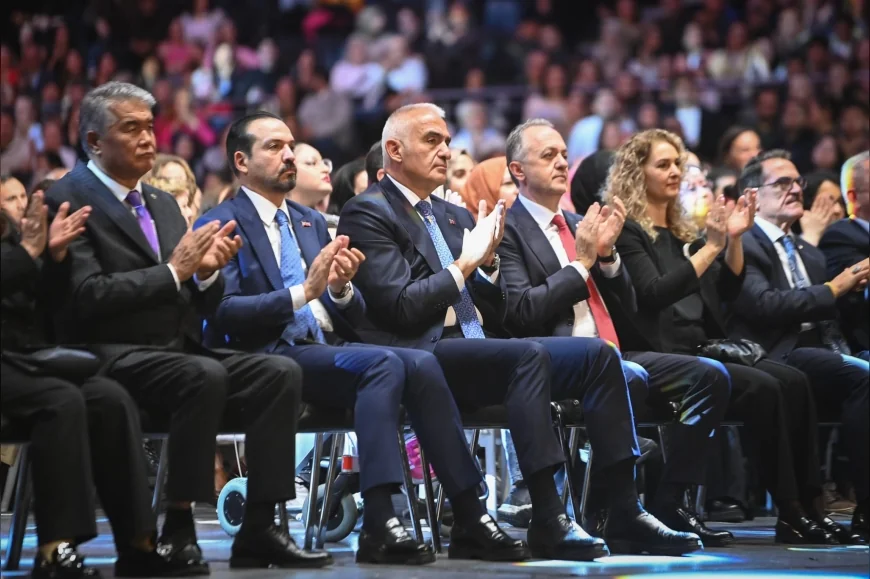 Kültür ve Turizm Bakanı Mehmet Nuri Ersoy: “Farklı coğrafyalardan yükselen sesler, Cumhuriyetimizin coşkusunda birleşti”