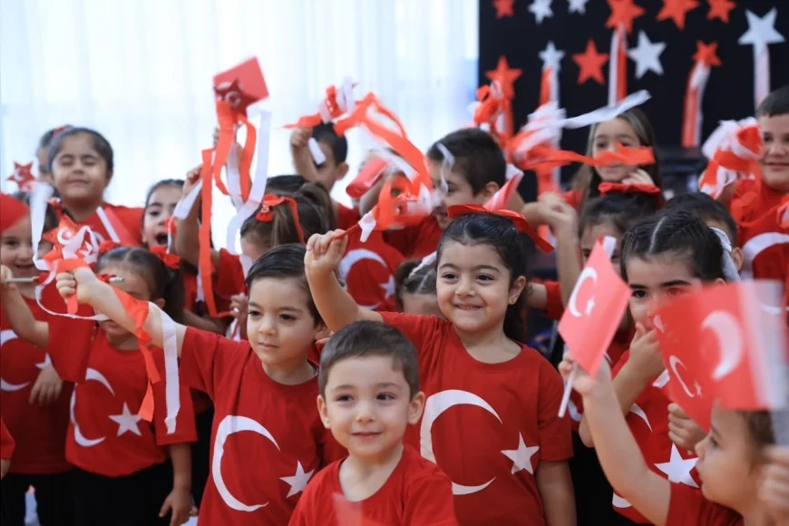 KONAK’TA MİNİKLER CUMHURİYET BAYRAMI’NI ŞARKILAR, DANSLAR VE RENKLİ GÖSTERİLERLE KUTLADI