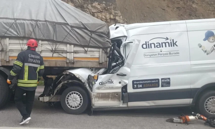 Çorum-Samsun Karayolu’nda Panelvan Minibüs Tıra Arkadan Çarptı, 39 Yaşındaki Sürücü Hayatını Kaybetti