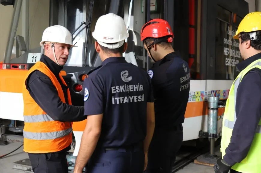 Eskişehir Büyükşehir Belediyesi ESTRAM’da Tramvay Kazalarına Müdahale ve İş Güvenliği Eğitimleri Sürüyor