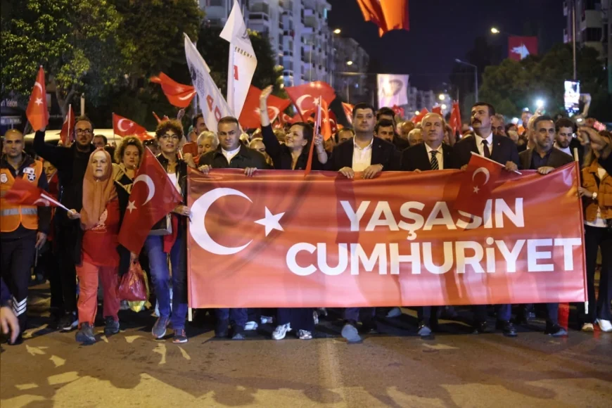 Karabağlar Belediye Başkanı Helil Kınay: “Bizler Cumhuriyetiz” diyerek 103. yıl coşkusuna ortak oldu