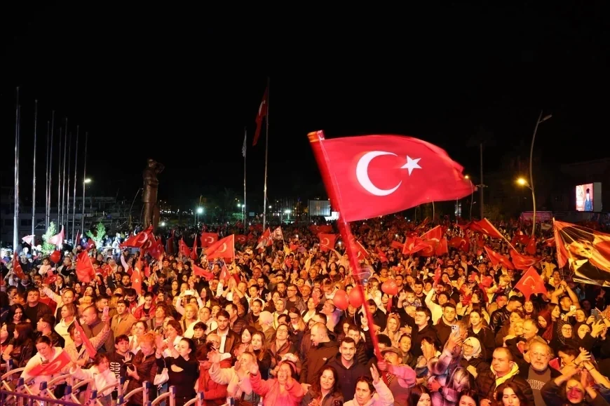 MARMARİS’TE CUMHURİYET’İN 103. YIL COŞKUSU FENER ALAYI VE YENİ TÜRKÜ KONSERİYLE MEYDANLARA TAŞTI