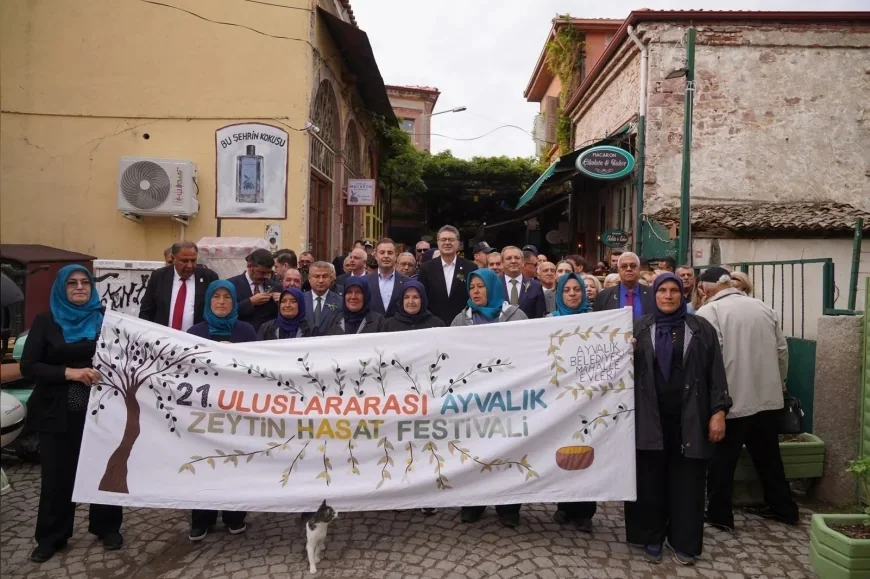 21. ULUSLARARASI AYVALIK ZEYTİN HASAT VE TURİZM FESTİVALİ KORTEJ YÜRÜYÜŞÜ VE AÇILIŞ TÖRENİYLE BAŞLADI